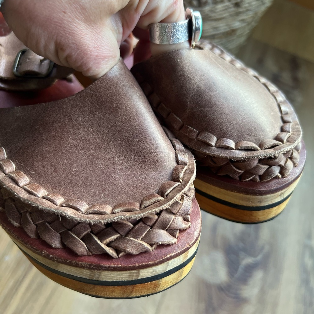 FREE PEOPLE Woven Leather Platform Clogs Wood Sole Brown Size 38 (US 7.5–8) - Picture 4 of 11